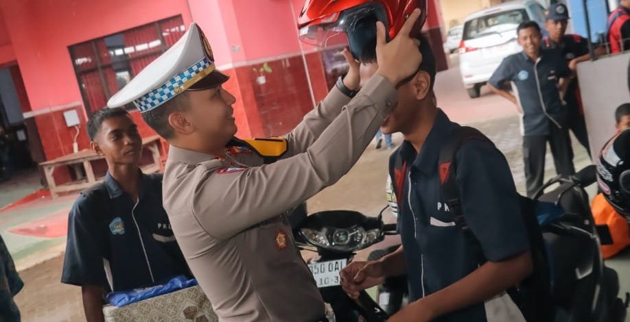 Polres Blitar Berikan Teguran Simpatik dalam Operasi Zebra Semeru 2025
