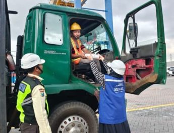Setiap Hari di Bulan Ramadhan,  Sopir Truk dan Mitra Kerja Terima Takjil dari TPS