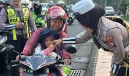 Kartini Polwan Satlantas Polrestabes Surabaya, Coklat hingga Helm untuk Pengendara