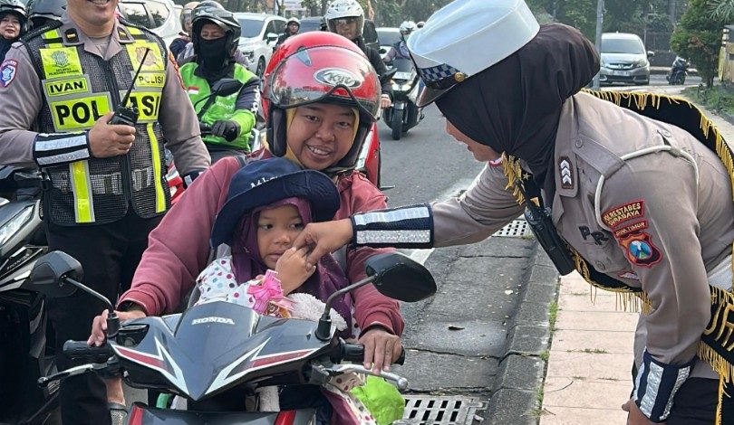 Kartini Polwan Satlantas Polrestabes Surabaya, Coklat hingga Helm untuk Pengendara