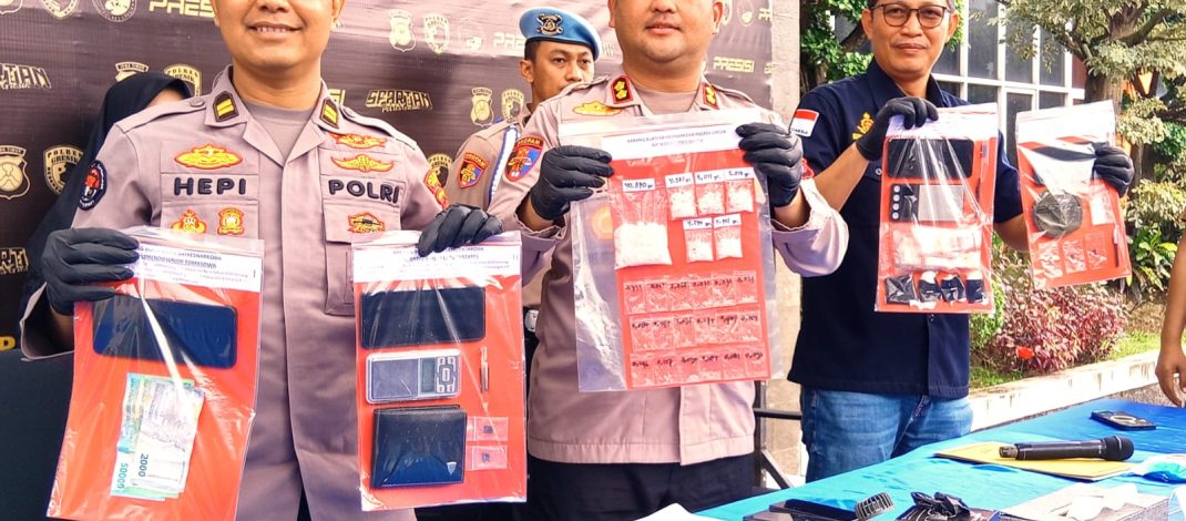 Polres Gresik Bongkar Jaringan Narkoba Antar Kota, 4 Tersangka Ditangkap, 68 Gram Sabu Disita