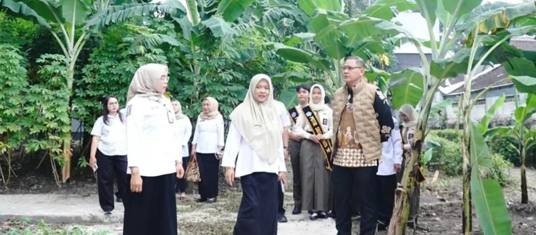 Hari Bumi Sedunia, Kadindik Jatim Tanam Pohon Alpukat di SMAN 1 Blitar