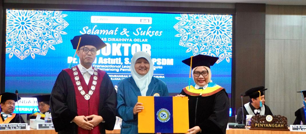 Reni Astuti Raih Gelar Doktor di Unair, Angkat Disertasi soal Kepemimpinan Politik