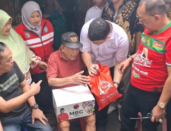 GAS Pemuda Bersama Armuji dan Anas Karno Bagikan 300 Paket Sembako untuk Warga Rentan Surabaya