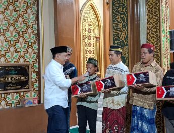 Anas Karno Beri Perhatian kepada Marbot Masjid Saat Malam Takbiran Iduladha