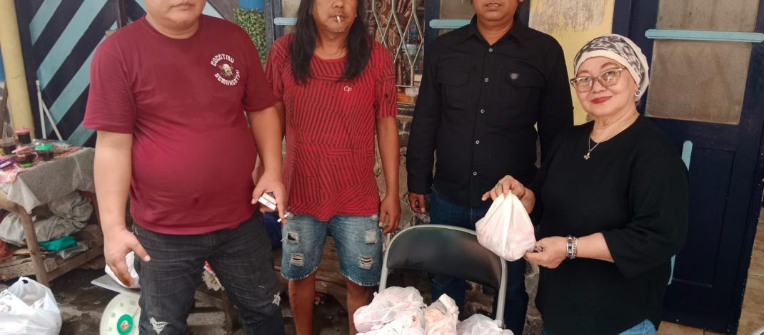 PT Wulandaya Bagikan 100 Paket Daging Kurban untuk Warga Keputran Surabaya