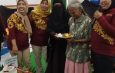 Peringati Hari Lansia, Warga RW 06 Kapas Madya Baru Bagikan Minyak Goreng