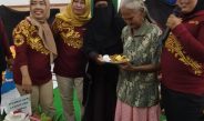 Peringati Hari Lansia, Warga RW 06 Kapas Madya Baru Bagikan Minyak Goreng