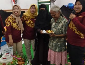 Peringati Hari Lansia, Warga RW 06 Kapas Madya Baru Bagikan Minyak Goreng