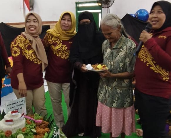 Peringati Hari Lansia, Warga RW 06 Kapas Madya Baru Bagikan Minyak Goreng