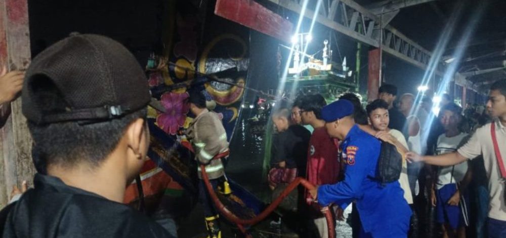 Kapal Ikan Terbakar, saat Sandar di Dermaga PPN Brondong