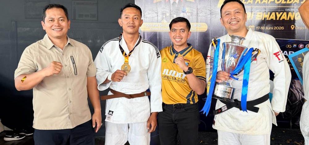 Polisi Lamongan Taklukkan Lawan-Lawannya, Briptu Rizqy Raih Juara 1 Judo Piala Kapolda Jatim 2026