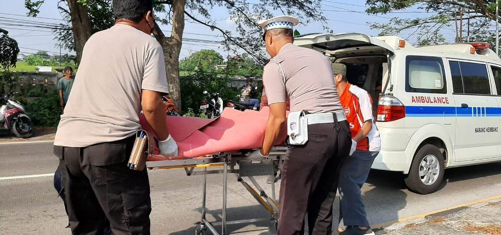 Polres Lamongan Evakuasi Pengendara Motor yang Alami Laka Vs Truk di Jalur Nasional Babat-Lamongan