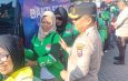 Hari Bhayangkara ke-80, Polrestabes Surabaya Salurkan Ratusan Sembako ke Warga dan Driver Ojol