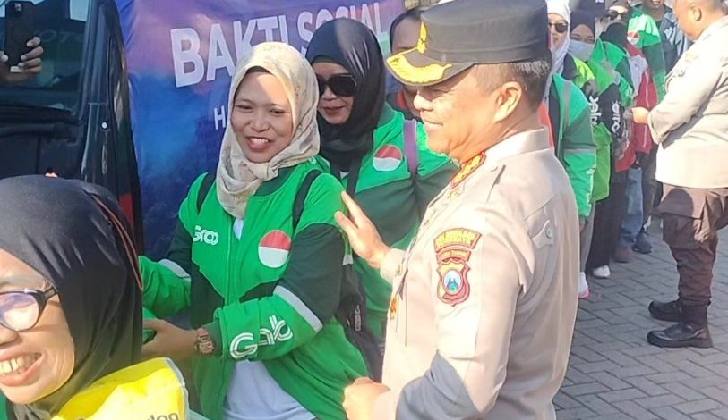 Hari Bhayangkara ke-80, Polrestabes Surabaya Salurkan Ratusan Sembako ke Warga dan Driver Ojol