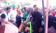 Meriahkan CFD, Kelompok UMKM Bagi Seribu Porsi MBG di Pasar PPS Gresik
