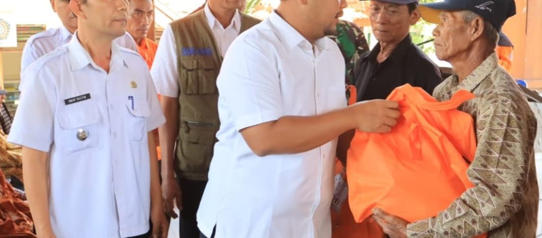 Bupati Gresik Salurkan Bansos untuk 1.177 Petani Gagal Panen Akibat Kekeringan