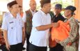 Bupati Gresik Salurkan Bansos untuk 1.177 Petani Gagal Panen Akibat Kekeringan