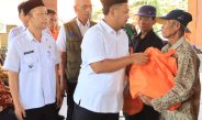 Bupati Gresik Salurkan Bansos untuk 1.177 Petani Gagal Panen Akibat Kekeringan