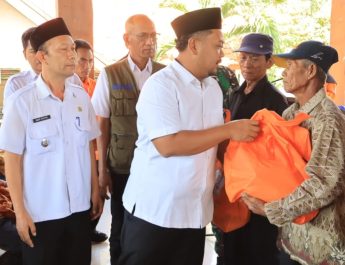 Bupati Gresik Salurkan Bansos untuk 1.177 Petani Gagal Panen Akibat Kekeringan