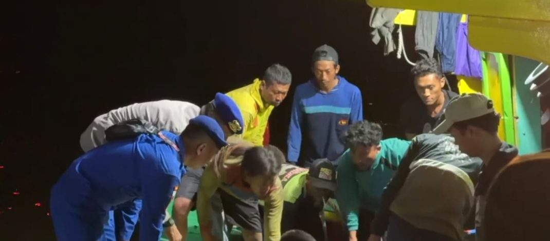 ABK KMN Mitra Usaha Meninggal Dunia di Perairan Masalembu, Satpolairud Polres Lamongan Lakukan Evakuasi
