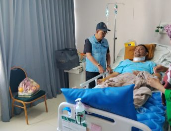 Wawali Armuji Jenguk Korban Ricuh Konser Denny Caknan di RS Soewandhie, Pastikan Penanganan Medis Maksimal