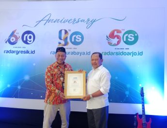 Sinergi Media dan Masyarakat, Radar Surabaya Beri Penghargaan kepada Reni Astuti Center