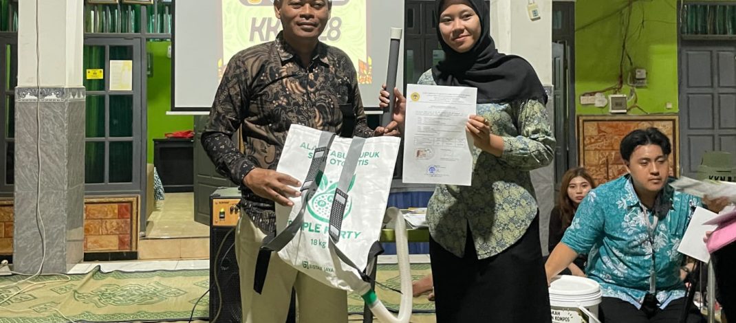 KKN Untag Tinggalkan Jejak di Gedangan Sidayu, Petani Terima Bantuan Alat Pertanian Modern