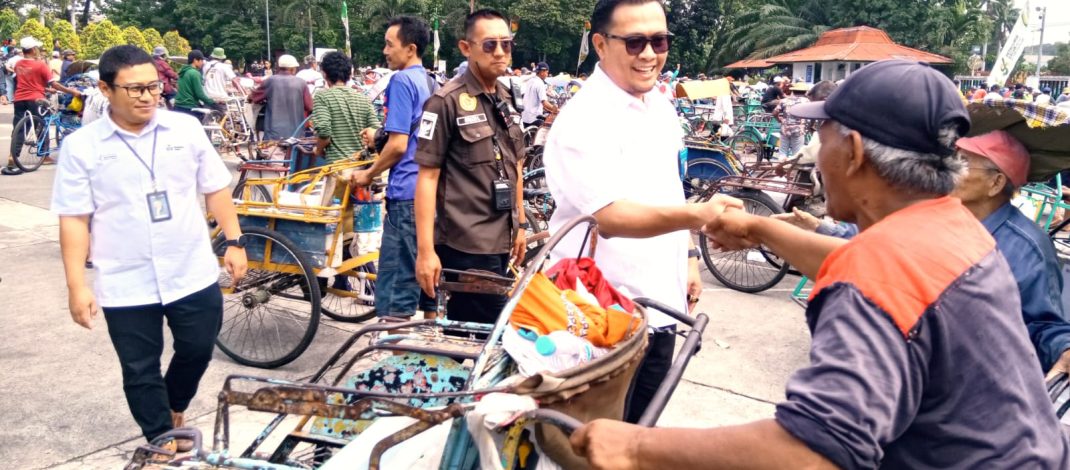 Momen Petrokimia Gresik Berbagi Berkah ke Pengayuh Becak di Tengah Beratnya Mencari Nafkah