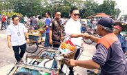 Momen Petrokimia Gresik Berbagi Berkah ke Pengayuh Becak di Tengah Beratnya Mencari Nafkah