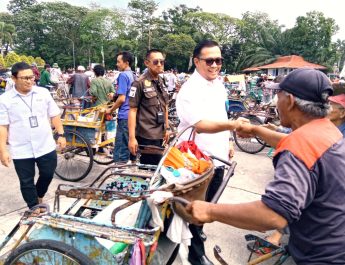 Momen Petrokimia Gresik Berbagi Berkah ke Pengayuh Becak di Tengah Beratnya Mencari Nafkah