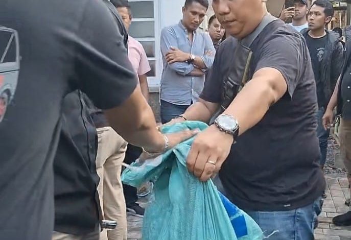 Polrestabes Surabaya Geledah Teuku Umar 12 Lokasi LSM, Temukan Linggis dan Parang