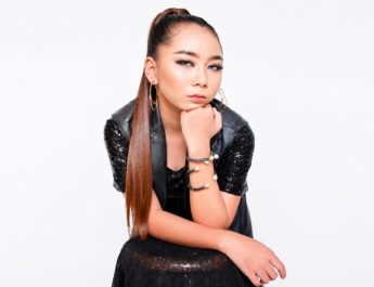 Deby Lorenza Mantapkan Eksistensi, Penyanyi Dangdut Asal Lamongan Tampil Elegan dengan Gaya Modern