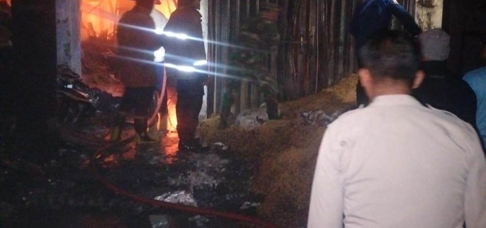 Polres Lamongan Tangani Kebakaran Hebat di Pasar Agrobis, Sekitar 10 Stand Terdampak