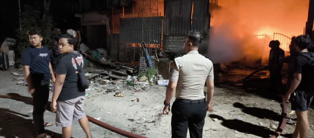 Respon Cepat Laporan 110, Polres Lamongan Bantu Tangani Kebakaran Gudang di Sukodadi