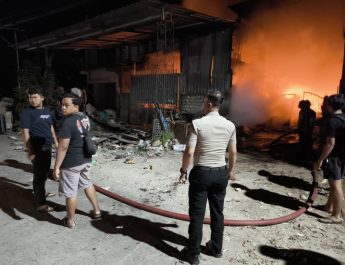 Respon Cepat Laporan 110, Polres Lamongan Bantu Tangani Kebakaran Gudang di Sukodadi