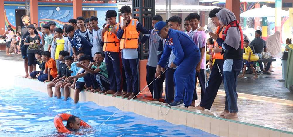 Satpolairud Polres Lamongan Bekali Santri Al Manar Keterampilan Berenang dan Pertolongan di Air