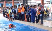 Satpolairud Polres Lamongan Bekali Santri Al Manar Keterampilan Berenang dan Pertolongan di Air