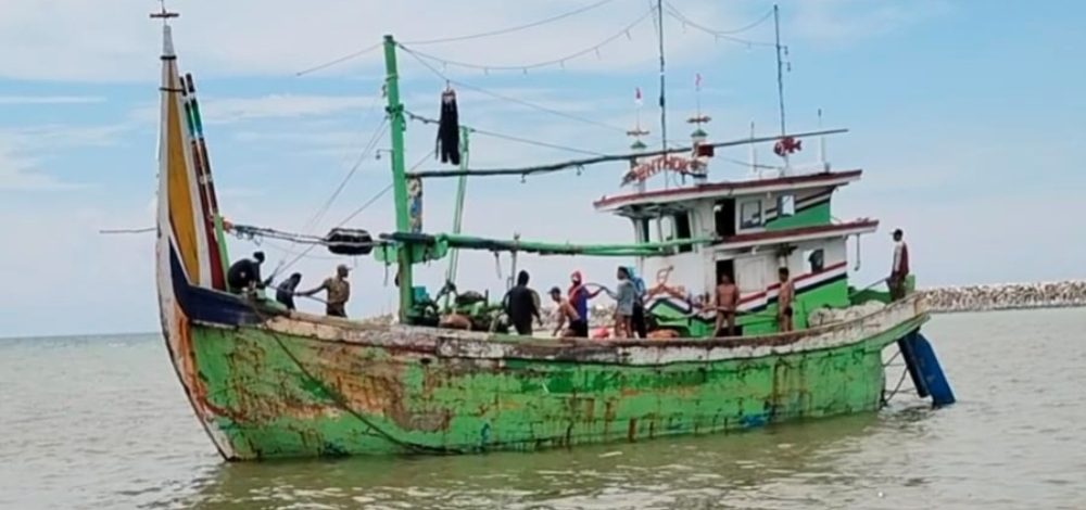 Satpolairud Polres Lamongan Koordinasi Cari KMN ENTOK yang Hilang Kontak di Perairan Kangean