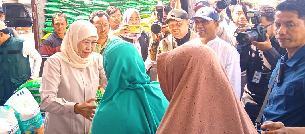 Gelar Pasar Murah di Gresik, Gubernur Khofifah Ingin Pastikan Logistik dan Daya Beli Warga Aman