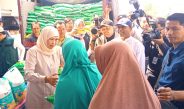 Gelar Pasar Murah di Gresik, Gubernur Khofifah Ingin Pastikan Logistik dan Daya Beli Warga Aman