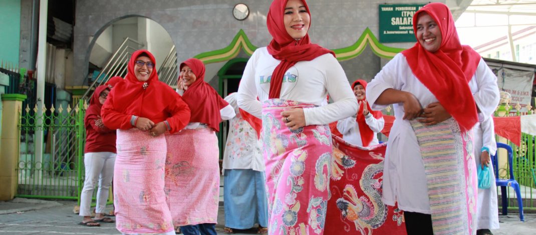 Semarak HUT ke-81 RI di Jemursari, Ning Lia Ikut Meriahkan Lomba Tradisional Bersama Warga