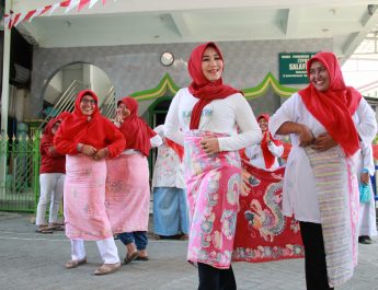 Semarak HUT ke-81 RI di Jemursari, Ning Lia Ikut Meriahkan Lomba Tradisional Bersama Warga