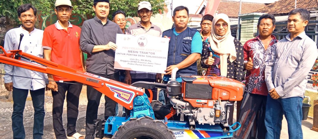 Poktan Tanjangawan Ujungpangkah Terima Bantuan Traktor Dari Usulan DPRD Jatim