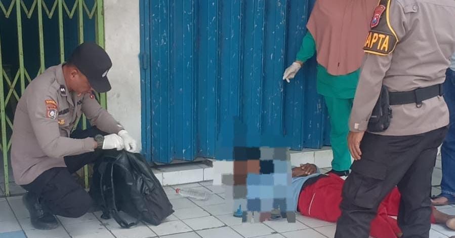 Seorang Pria Lansia Ditemukan Meninggal Dunia Di Depan Toko Emas Pasar Tingkat Lamongan