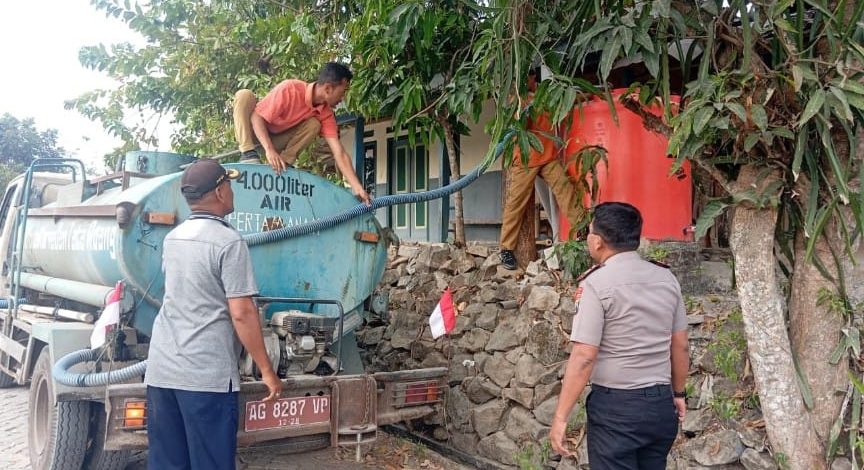 Polres Nganjuk Pasok 12 Ribu Liter Air Bersih ke Tiga Dusun Terdampak Kemarau