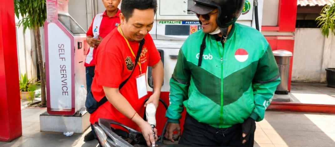 Komunitas Sahabat Surga dan Tolong Menolong Bagikan BBM Gratis untuk 200 Ojol Surabaya
