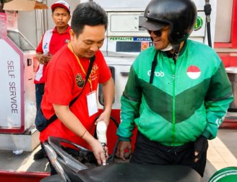 Komunitas Sahabat Surga dan Tolong Menolong Bagikan BBM Gratis untuk 200 Ojol Surabaya