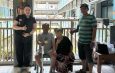Peduli Warga Rusunawa, PSI Karang Pilang Salurkan Bantuan Tongkat Jalan