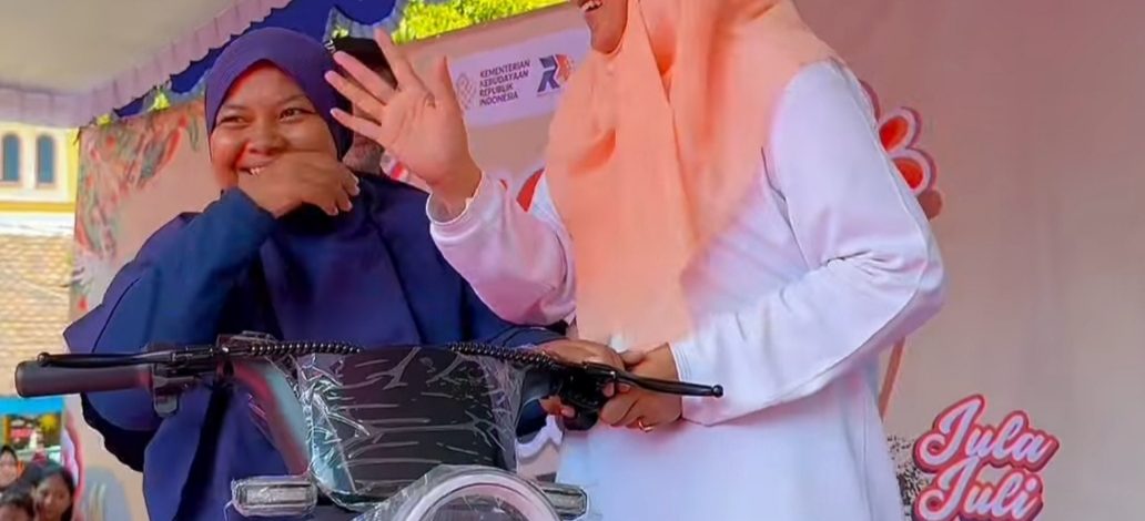 Semarak HUT RI ke-81, Reni Astuti Gelar Jalan Sehat dan Festival Lontong Balap di Wonokromo